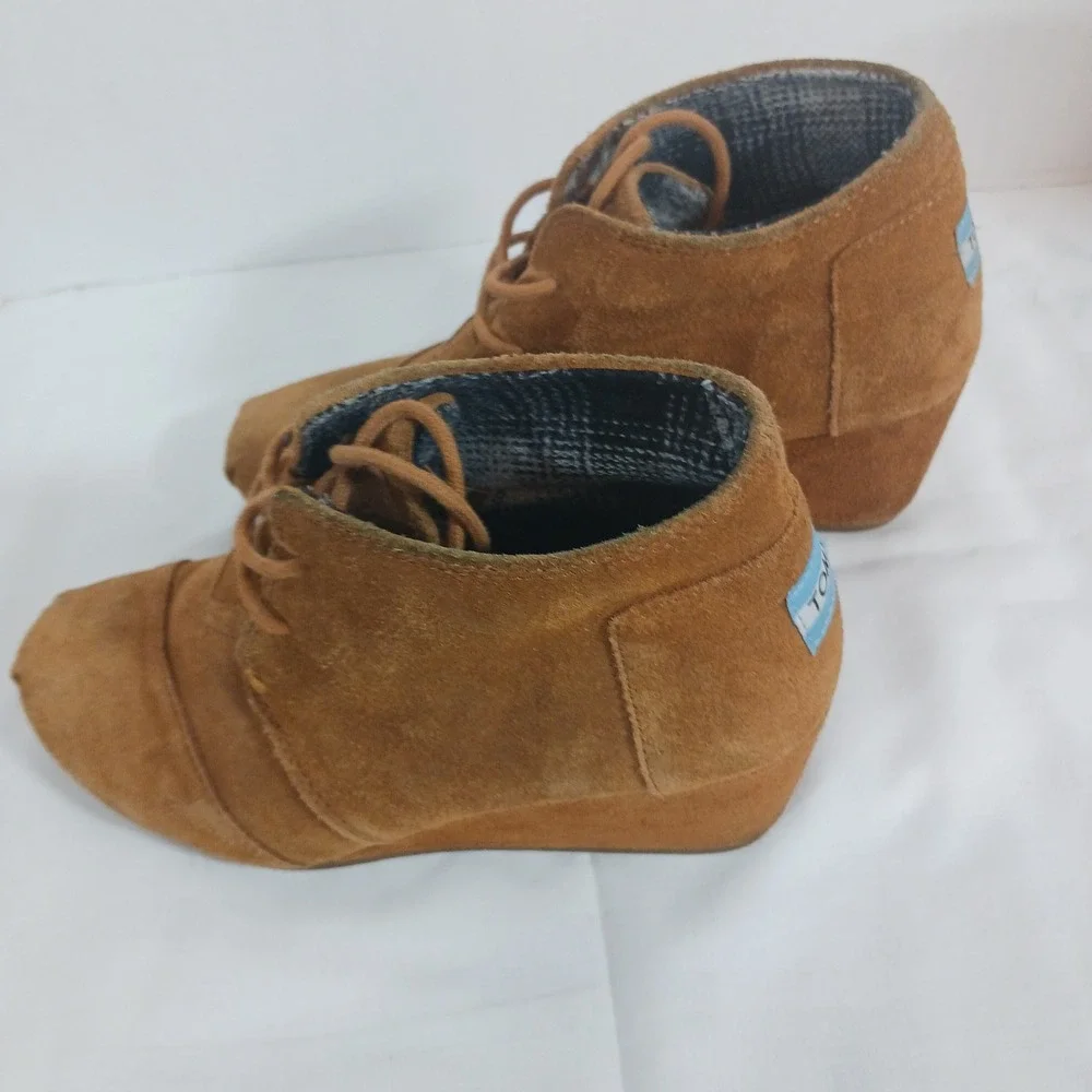 TOMS Desert Wedge Booties Womens Size 8 Tan Suede Excellent Lace Up Ankle Boots